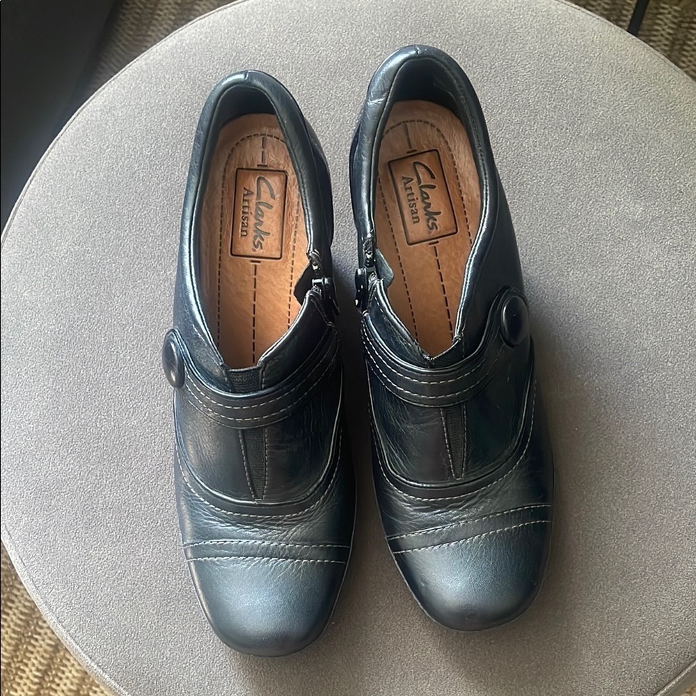 Clarks Artisan Black Leather Heels with Button Accent Women's 8 Cobbler Style - Picture 3 of 9